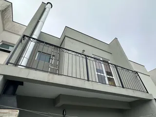 Fachada de um prédio residencial com sacada e tubulação vertical em Lajeado, Brasil.