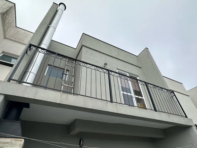 Fachada de um prédio residencial com sacada e tubulação vertical em Lajeado, Brasil.