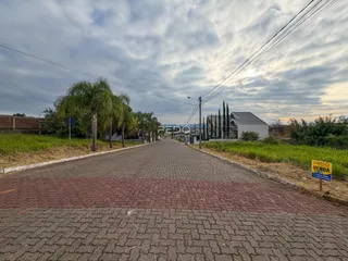 Vista de uma rua pavimentada em Lajeado, Brasil.