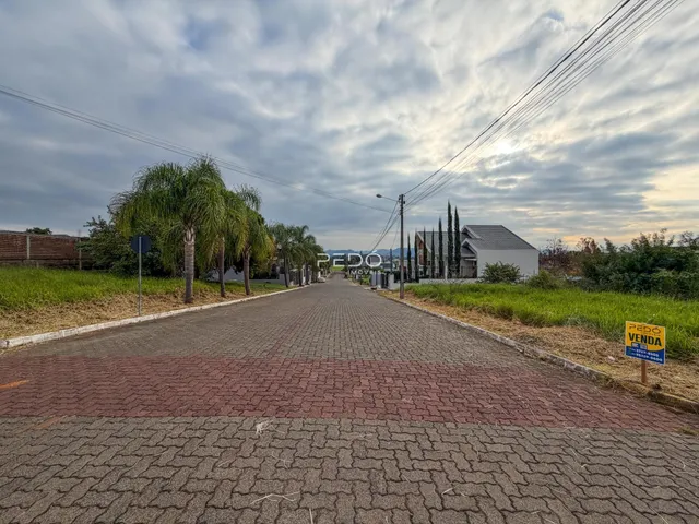 Vista de uma rua pavimentada em Lajeado, Brasil.