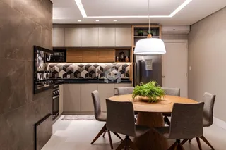 Interior de uma cozinha e sala de jantar moderna.