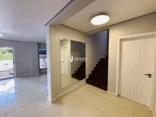 Hall de entrada de uma propriedade residencial com piso de cerâmica.