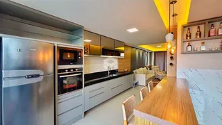 Foto de uma cozinha moderna com armários e eletrodomésticos em Lajeado.