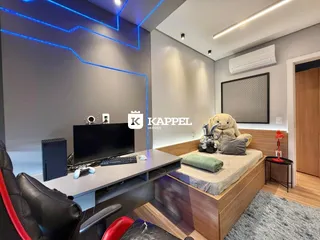 Foto de um escritório moderno com mesa de trabalho e iluminação decorativa azul.