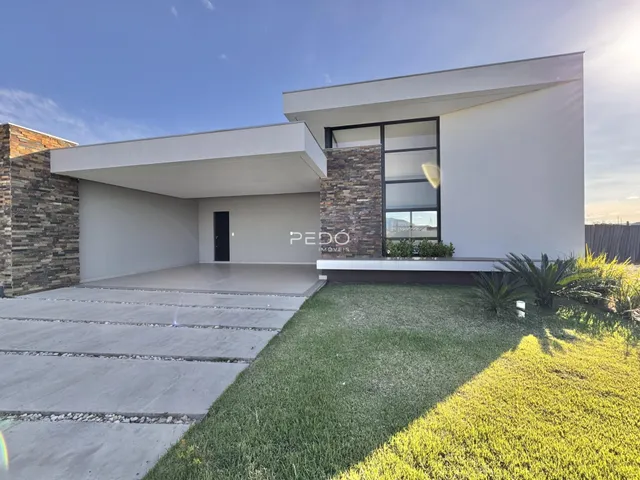 Fachada moderna de uma residência em Lajeado, Brasil, com jardim frontal.