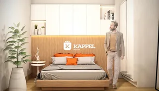 Quarto com cama grande e painel de madeira na cabeceira.