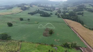 Vista aérea de campos verdes e colinas em uma área rural de Lajeado, Brasil.