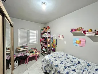 Quarto com cama e janela em um imóvel no Brasil.