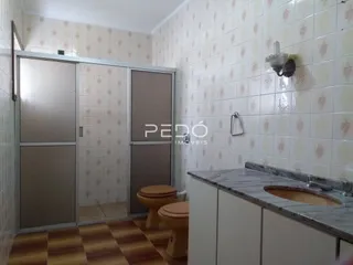 Interior de um cômodo com revestimento de azulejos e piso de madeira.