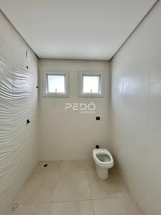 Hall de corredor com piso de cerâmica e vaso sanitário.