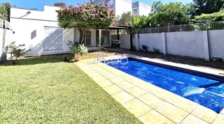 Vista externa de uma residência com piscina e jardim em Lajeado.