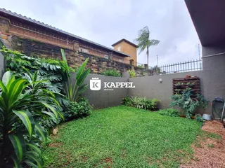 Jardim verde com vegetação exuberante em uma propriedade.
