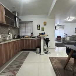 Foto de uma cozinha interna com armários e bancadas.