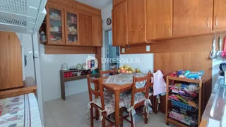 Uma sala de jantar com móveis de madeira e armários na área interna da propriedade.
