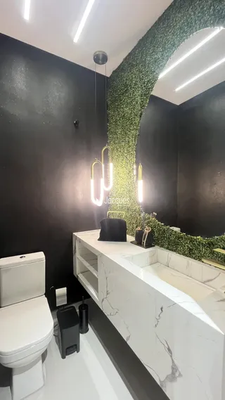 Vista de um banheiro moderno com parede verde texturizada.