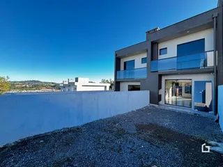 Fachada de uma casa moderna com varanda em Lajeado, Brasil.