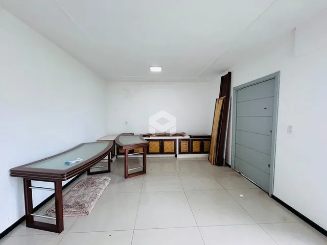 Ambiente interno de uma sala com piso de cerâmica e móveis de madeira.