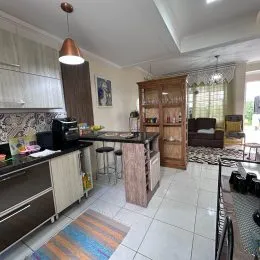 Cozinha com armários e bancada em um imóvel em Lajeado.