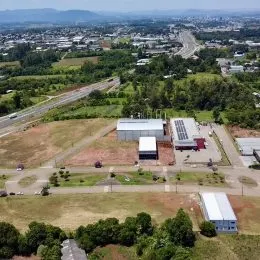 Vista aérea de uma área de terreno com vegetação e infraestrutura.