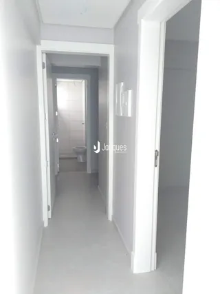 Corredor interno de uma residência.