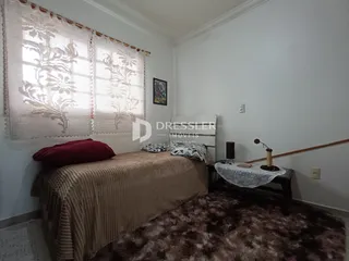 Quarto com cama e janela decorada em uma residência.