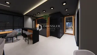 Ambiente moderno com mesa de jantar e bancada na sala de um imóvel.