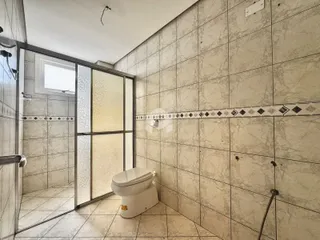 Foto de um banheiro com revestimento de cerâmica nas paredes e piso.
