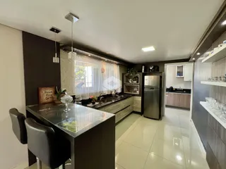 Vista da cozinha moderna com bancada e eletrodomésticos em Lajeado.