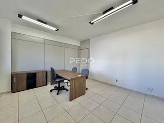Ambiente interno de uma sala com mesa de jantar e armários em Lajeado.