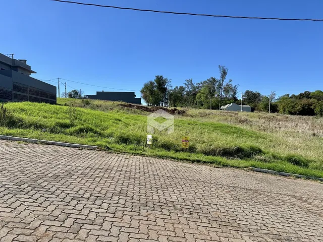 Vista externa da propriedade em Lajeado, Brasil, mostrando a estrada e a vegetação ao longo do limite da propriedade.