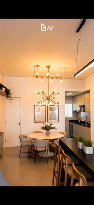 Uma sala de estar interna com teto claro e luminária de cristal.