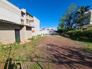Fachada de uma residência em Lajeado, Brasil, com área externa gramada.