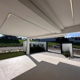 Área externa pavimentada com piso de concreto em uma residência.
