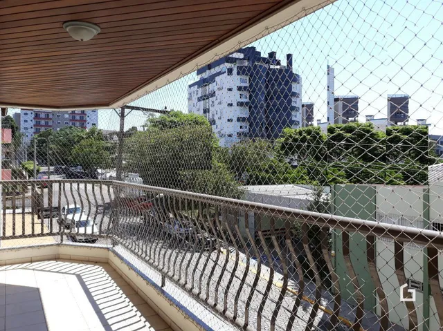 Vista externa da propriedade com cerca de arame.