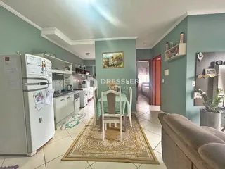 Ambiente de sala de jantar e cozinha em um imóvel no Brasil.