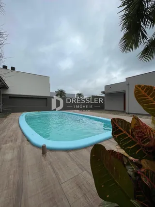 Foto de uma piscina externa em uma propriedade.