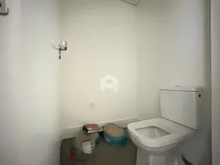 Foto de um banheiro interno com vaso sanitário branco.
