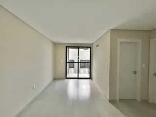 Corredor interno de uma residência com paredes brancas e piso claro.