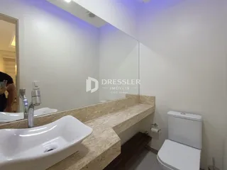 Foto de um banheiro com pias e vaso sanitário em um imóvel.