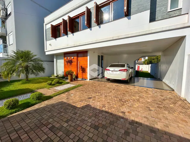 Fachada de um imóvel em Lajeado, Brasil, com área externa pavimentada.