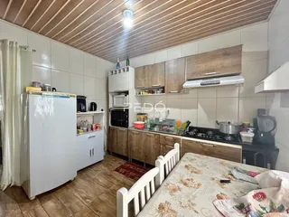 Foto de uma cozinha com armários e eletrodomésticos em Lajeado.