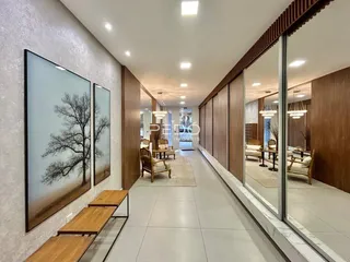 Corredor moderno com revestimento de madeira e espelhos em uma residência em Lajeado, Brasil.