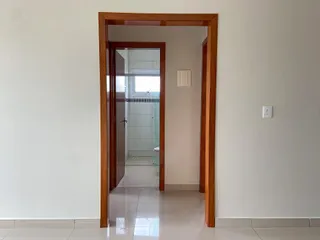 Foto de um banheiro com piso de cerâmica e box de vidro.