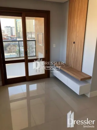 Vista interna de um corredor com portas de madeira em um imóvel.