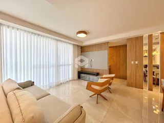 Sala de estar com sofá e piso de cerâmica clara.