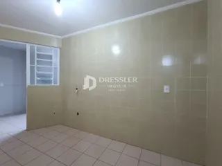 Parede interna com revestimento cerâmico claro em um imóvel.