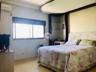 Quarto com cama e janela em um imóvel no Brasil.