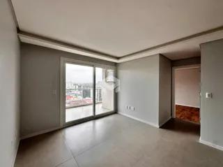 Sala de estar com portas de vidro que dão acesso à vista externa.