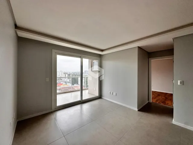 Sala de estar com portas de vidro que dão acesso à vista externa.