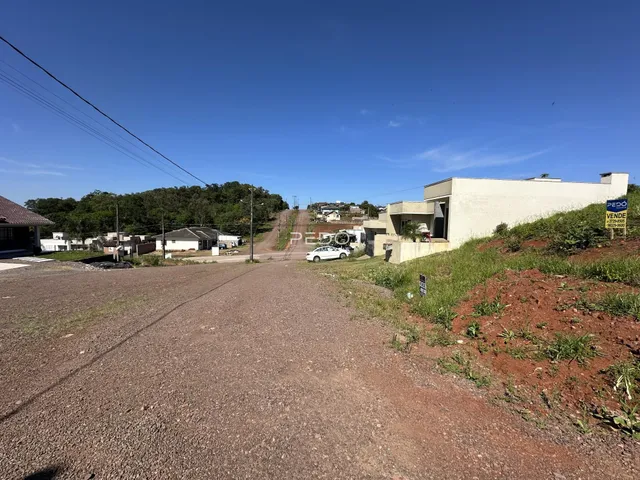 Vista externa de uma propriedade em Lajeado, Brasil, com terreno e construção ao fundo.